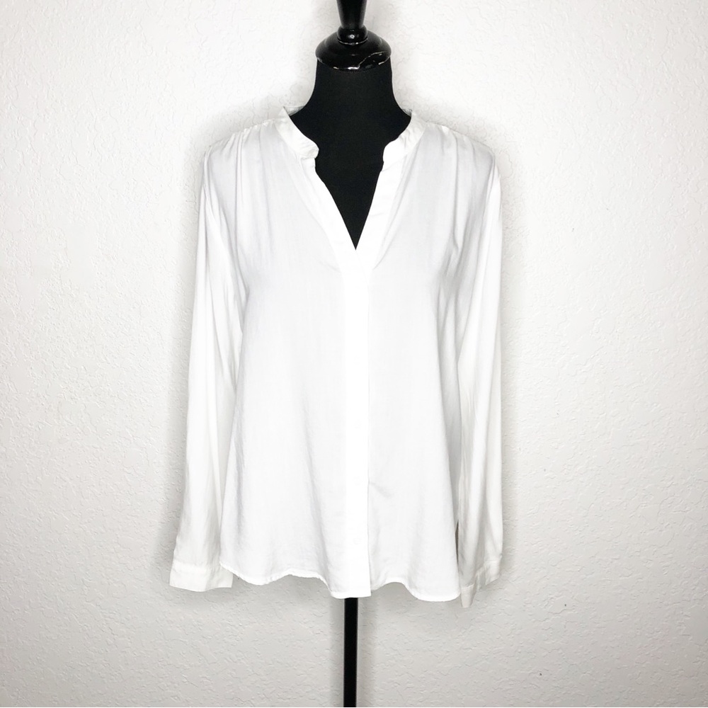 Anthropologie Cloth & Stone white v neck smocked trim button down top size Large